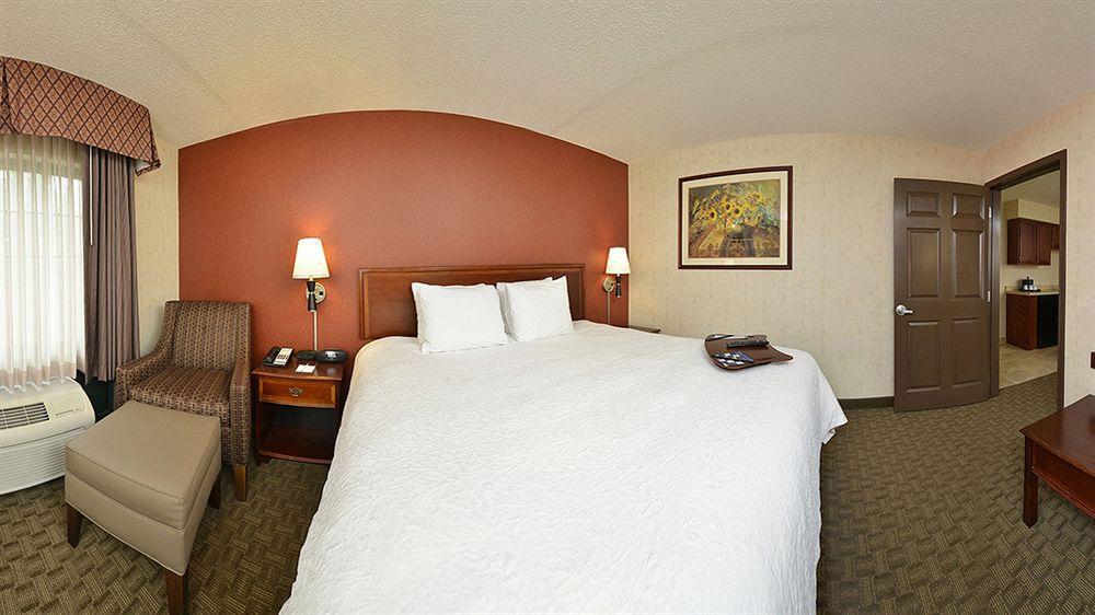 Hampton Inn East Aurora Екстериор снимка
