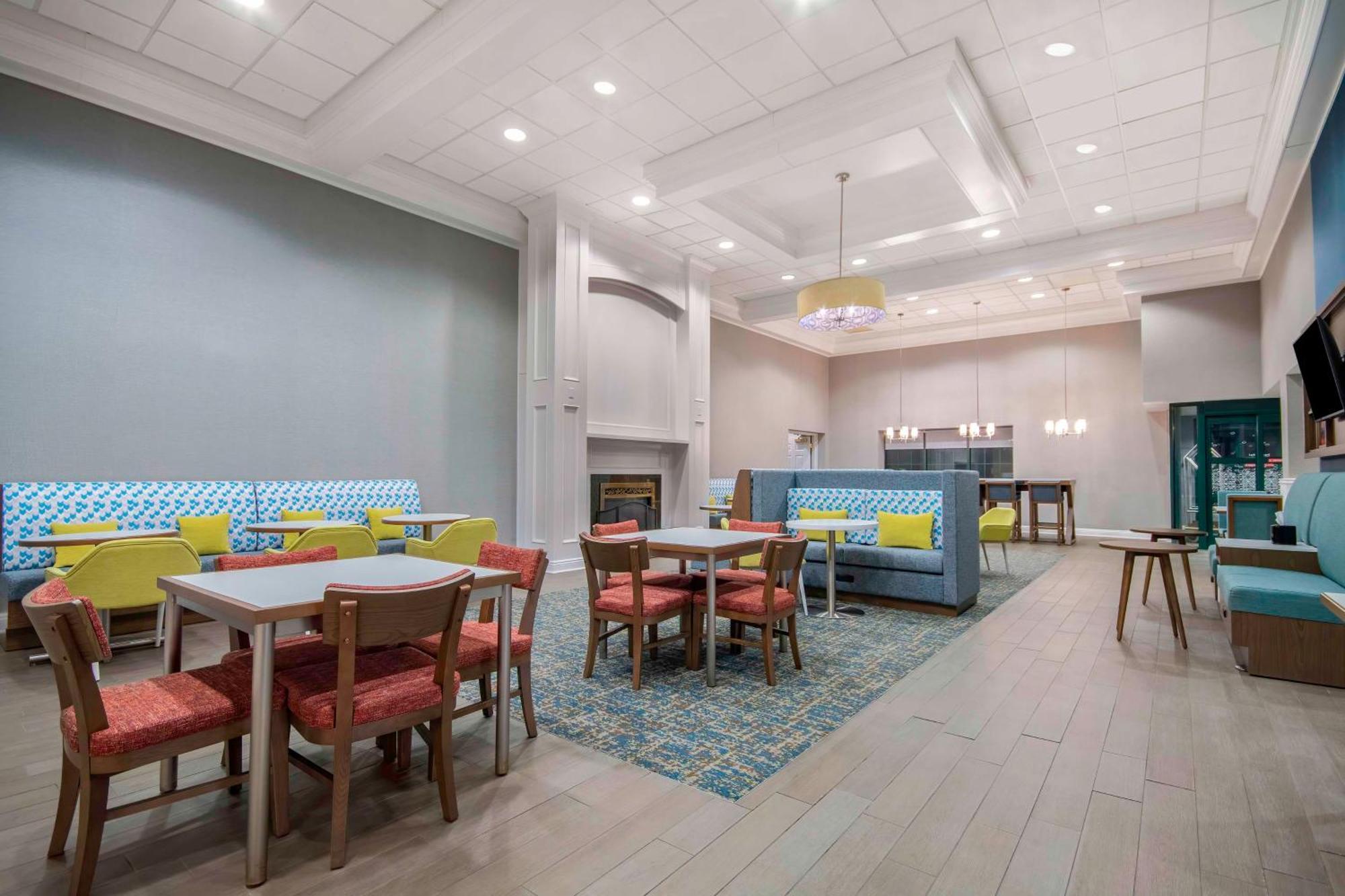 Hampton Inn East Aurora Екстериор снимка